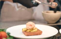 フレンチトースト アップルフランべ、ストロベリーソルベを添えて