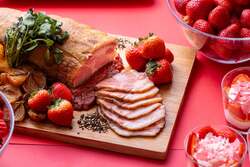 ローストポーク、苺とトマトのチャツネ