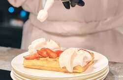 ゴーフル マスカルポーネのエスプーマとイチゴのコンポートとともに