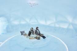 継ぎ目のない一枚氷が造り上げる「氷のホテル」