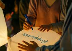 「姫路の遊園地で新年のランタン打ち上げ体験！　夜空に舞う幻想的な光のイベント開催」の写真