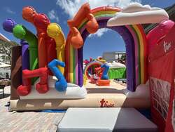 「姫路の遊園地で新年のランタン打ち上げ体験！　夜空に舞う幻想的な光のイベント開催」の写真