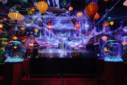 「お台場で冬の銀河体験！　白と青の光に包まれる水族館イルミネーション」の写真