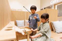 「埼玉・川口に猫カフェが新オープン！　約25頭の仔猫とふれあえる冬休みスポット」の写真