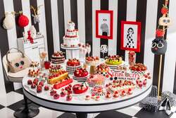 「ヒルトン東京で年に一度いちごスイーツビュッフェ　モノクロームのおしゃれ空間も満喫」の写真