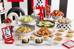 「ヒルトン東京で年に一度いちごスイーツビュッフェ　モノクロームのおしゃれ空間も満喫」の写真