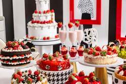 「ヒルトン東京で年に一度いちごスイーツビュッフェ　モノクロームのおしゃれ空間も満喫」の写真