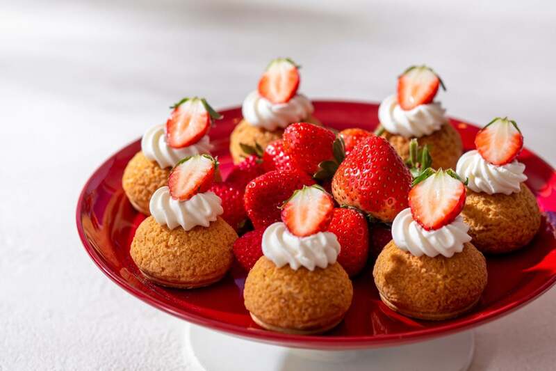 奥田 義勝シェフ監修「いちごとトマトのクッキーシュー」