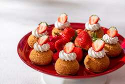 奥田 義勝シェフ監修「いちごとトマトのクッキーシュー」