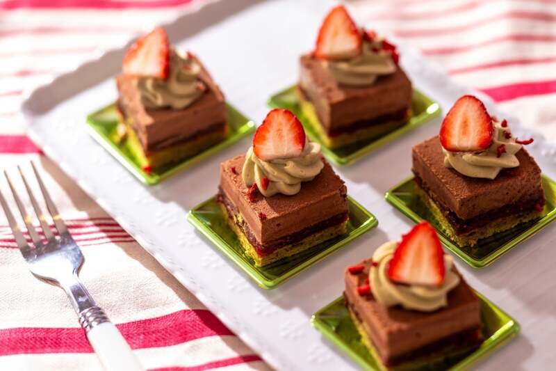 平井 茂雄シェフ監修「ムースオショコラ いちごとピスターシュ」