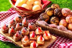 「神戸ポートピアホテルでいちごスイーツブッフェ！　親子で楽しむピクニック風デザート」の写真