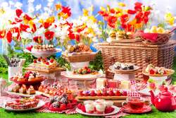 「神戸ポートピアホテルでいちごスイーツブッフェ！　親子で楽しむピクニック風デザート」の写真