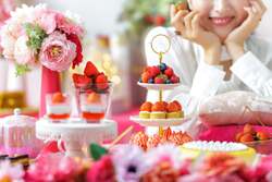 「ホテルニューオータニ大阪でいちごビュッフェ開催！　親子で贅沢スイーツ食べ放題」の写真