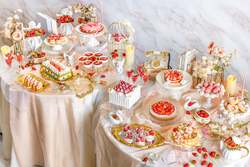 「福岡市で天使の世界がテーマのいちごビュッフェ開催！親子で約20種のスイーツを満喫」の写真