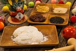 「愛知県岡崎市のグランピングで日本文化に触れよう！　臼と杵で本格もちつき体験開催」の写真