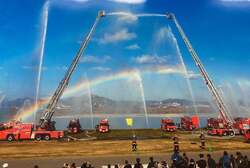 「兵庫・加古川市で新春消防出初め式開催！　親子で迫力の演技と一斉放水を体験しよう」の写真