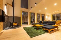 「閉園後の遊園地が幻想空間に「千本のキャンドルナイト」を那須ハイランドパークで開催」の写真