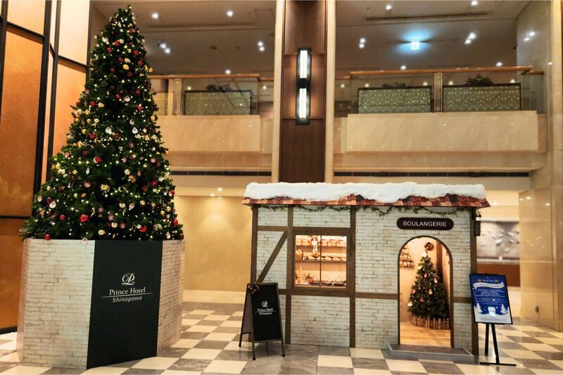 約6mの輝くクリスマスツリーと古きヨーロッパのブーランジュリーをイメージしたフォトスポット（品川プリンスホテル）