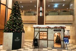 約6mの輝くクリスマスツリーと古きヨーロッパのブーランジュリーをイメージしたフォトスポット（品川プリンスホテル）