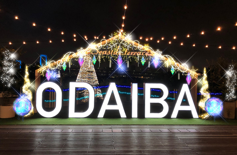 「アートスポットODAIBA」のモニュメントはお台場の海をイメージした「青」を取り入れた装飾に変身