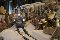 「2025東京の大きなクリスマスツリー14選　イルミも満喫！雪遊び・スケート場併設も」の写真