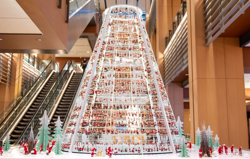 「サンタツリー」には小さなサンタさんがいっぱい！