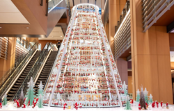 「サンタツリー」には小さなサンタさんがいっぱい！