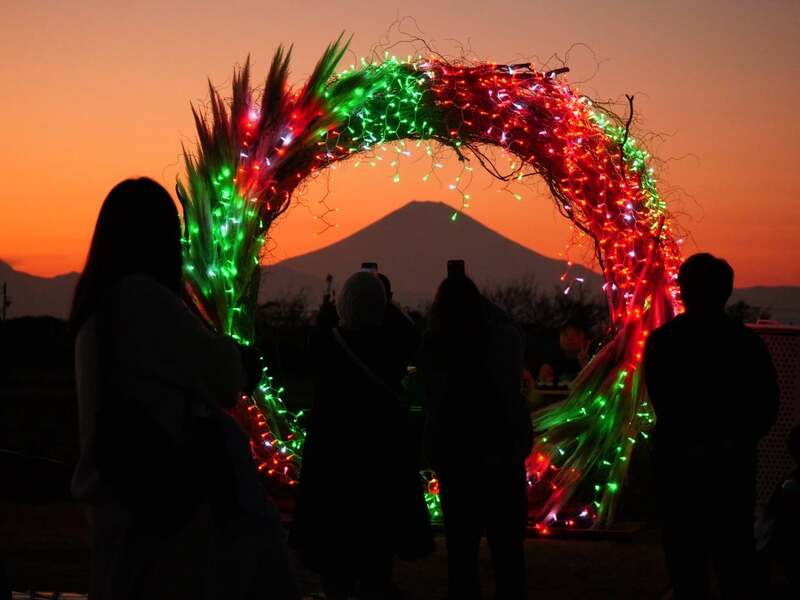 夕方の時間帯の開運爆上がリース　※正月期間中は正月ソングに合わせてグリーンに光ります。