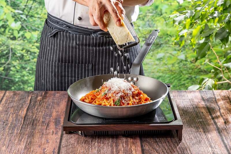 生パスタのライブパフォーマンス【ランチビュッフェ限定】