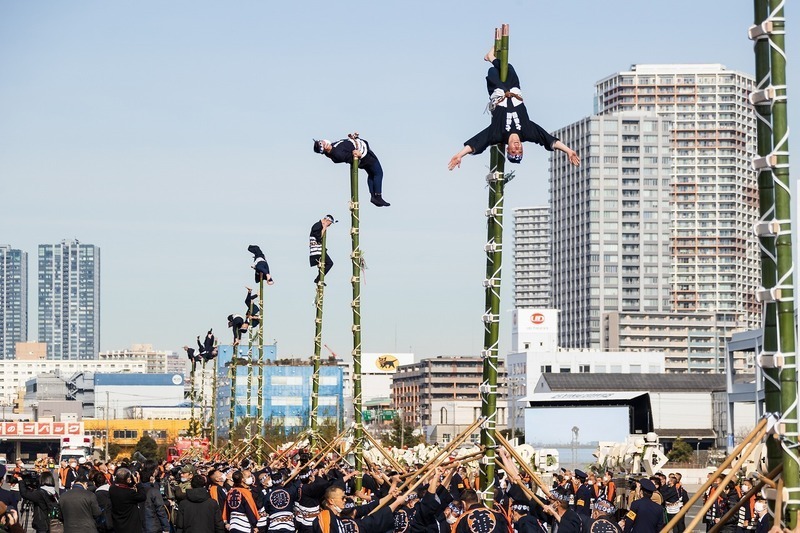 屋外式典では、江戸時代からの町火消しの伝統を受け継いだ「はしご乗り演技」を披露