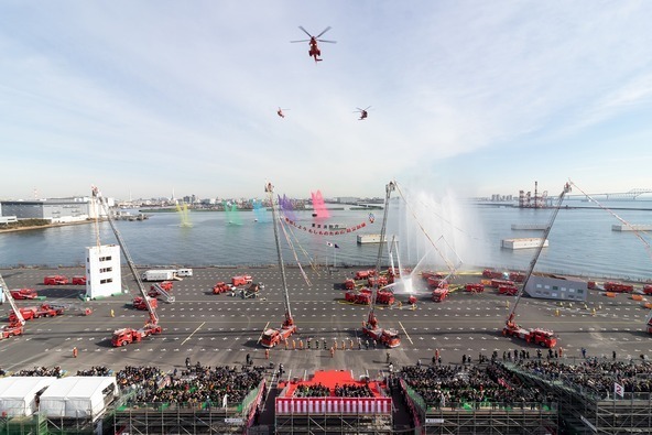 「東京消防出初式」迫力満点の一斉放水演技（過去開催時の様子）