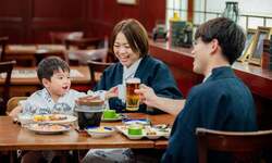 「函館・湯の川温泉で小学生以下半額の家族応援宿泊プラン登場　60分飲み放題も無料！」の写真