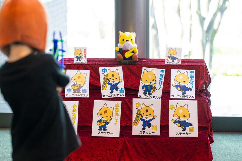 子どもがサキソフォックス射的で遊ぶ様子