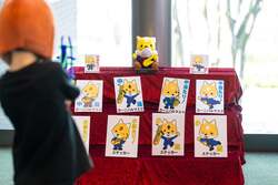 子どもがサキソフォックス射的で遊ぶ様子