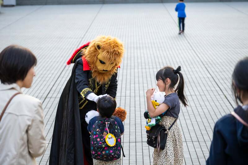 子どもたちとふれあうインドライオン
