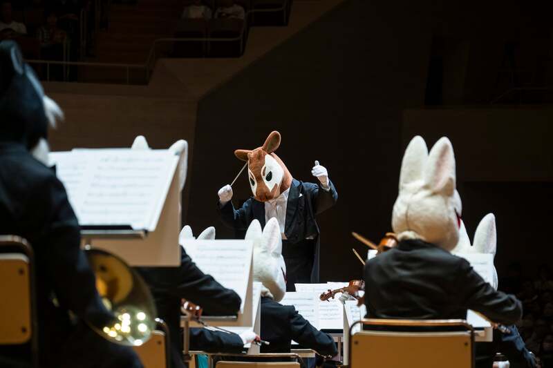 ズーラシアンフィルハーモニー管弦楽団（指揮：オカピ）