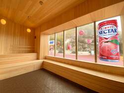 「箱根の温泉テーマパークにミルキー風呂登場！　チョコまみれ風呂＆ネクターのサウナも」の写真