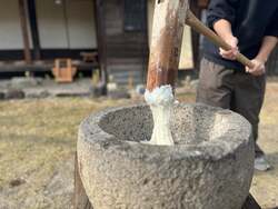 「愛知県瀬戸市で500円で楽しむ本格餅つき体験！　グランピング宿泊券が当たる福引も」の写真