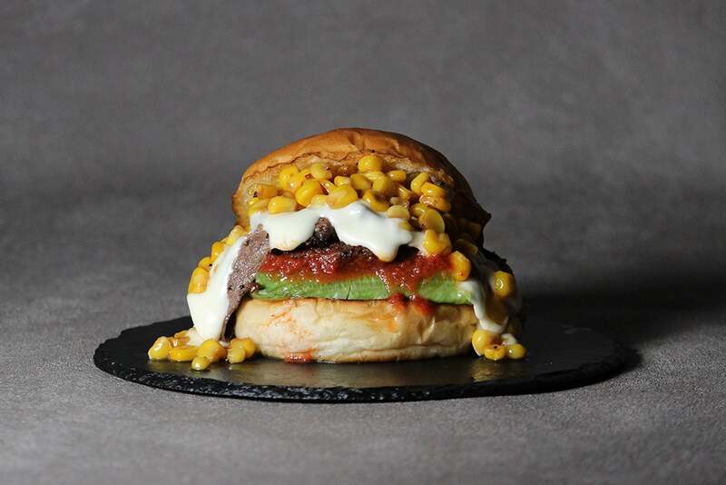 〈ESSEN SAPPORO〉北海道4種チーズと焼きとうきびバーガー