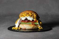 〈ESSEN SAPPORO〉北海道4種チーズと焼きとうきびバーガー