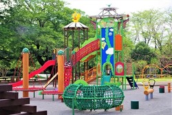 「全国のおすすめ巨大＆立体迷路18選！　日本最大級＆変わり種も！」の写真