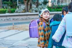 「自然光のもとでランドセルの色や背負い心地を体験できる！　千代田区でラン活イベント」の写真