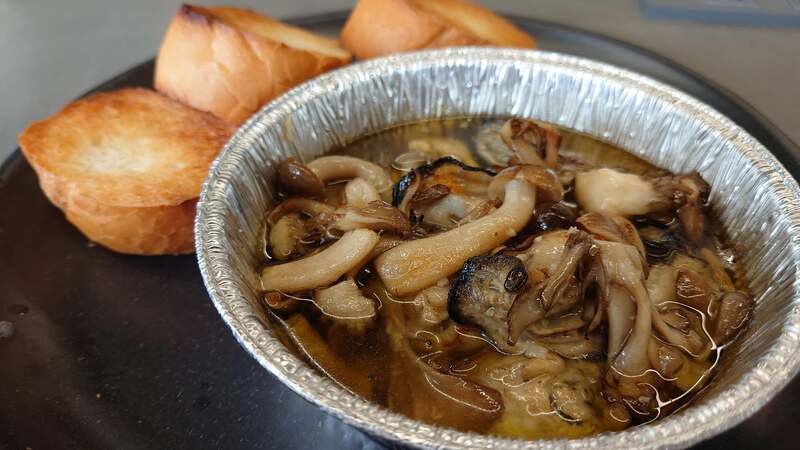 牡蠣と茸のアヒージョ