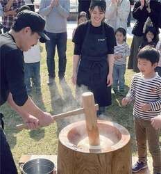「岸和田市のワタワンで親子参加型の新春イベント　もちつき・福まき・巨大かるた大会も」の写真