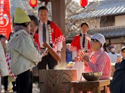 「三重・伊勢市で親子で楽しむ年末イベント　北海道産もち米の餅つき＆振舞い・餅まきも」の写真