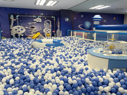 「本厚木駅徒歩3分に新施設！牧場体験やプリクラも楽しめる30種類の室内遊園地オープン」の写真