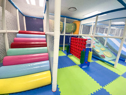 「本厚木駅徒歩3分に新施設！牧場体験やプリクラも楽しめる30種類の室内遊園地オープン」の写真