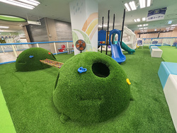 「本厚木駅徒歩3分に新施設！牧場体験やプリクラも楽しめる30種類の室内遊園地オープン」の写真