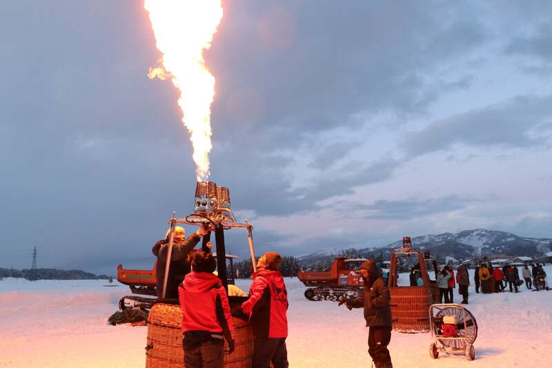 気球の打ち上げ準備をしている様子（令和6年撮影）