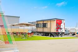 園内に併設される「結ベリーカフェ」。オリジナルのいちごスイーツやドリンクが楽しめる